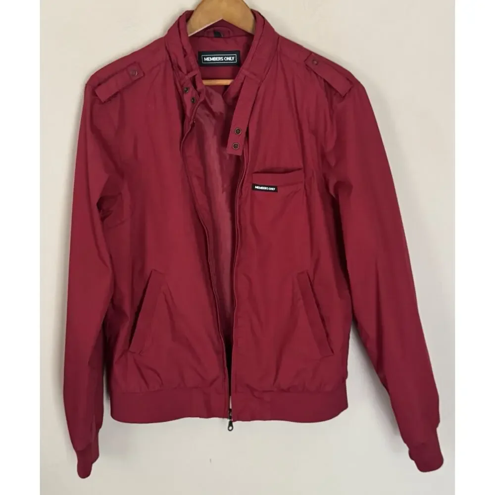 MEMBERS ONLY RED JACKET MEDIUM ZIP UP POCKETS TRAVEL LOGO SNAPS ON NECK
